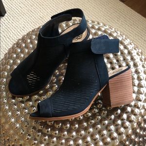 NWOT Vince Camuto Suede open toe Booties